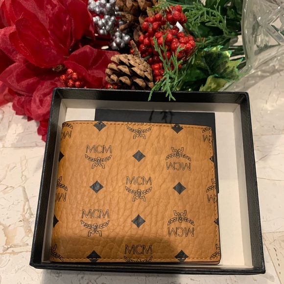 NWOT MCM Bifold Men’s Wallet with cards and box